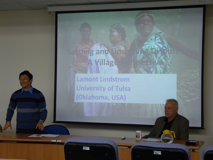 Lamont Lindstrom 教授演講／譚國昌老師介紹演講者圖片