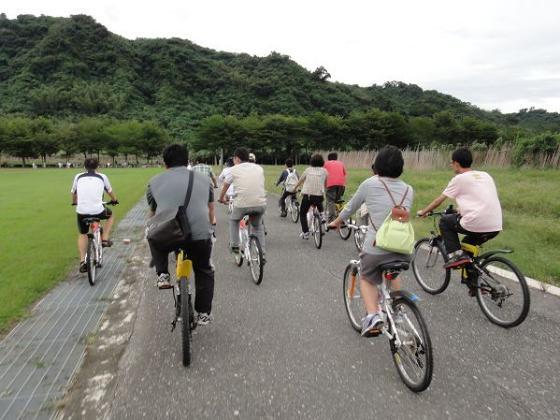 學生騎腳踏車觀光圖片
